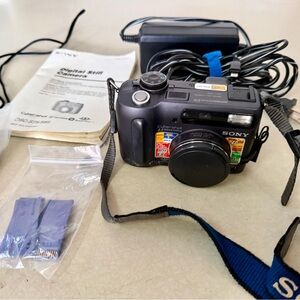 Sony CyberShot Camera DSC-S85 With Battery, Charger, Manual, 3 SD Cards,  TESTED